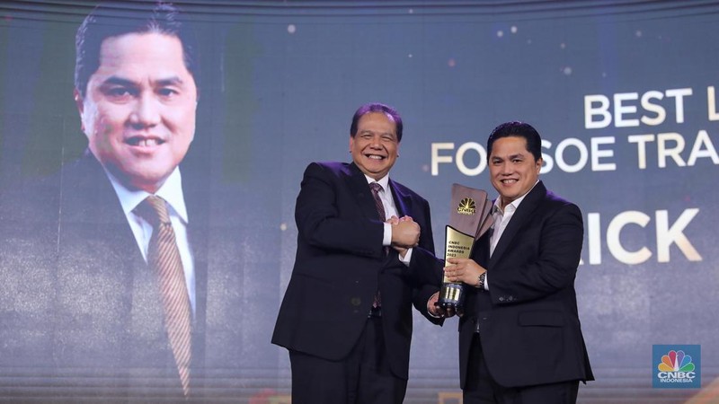 Menteri BUMN Erick Thohir, menerima trofi penghargaan dalam CNBC Indonesia Awards 2023, dalam kategori 