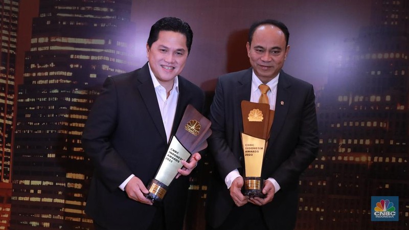 Menteri Komunikasi & Informatika, Budi Arie, menerima trofi penghargaan dalam CNBC Indonesia Awards 2023, dalam kategori 