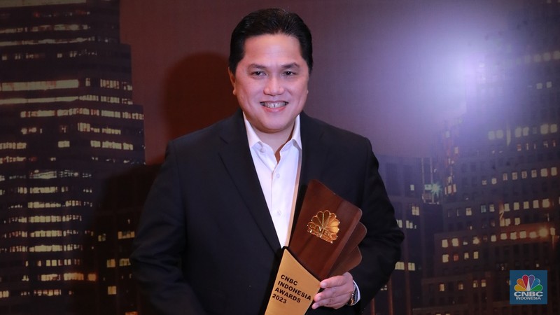 Menteri BUMN Erick Thohir, menerima trofi penghargaan dalam CNBC Indonesia Awards 2023, dalam kategori 