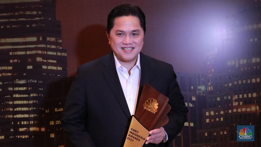 Menteri BUMN Erick Thohir, menerima trofi penghargaan dalam CNBC Indonesia Awards 2023, dalam kategori 