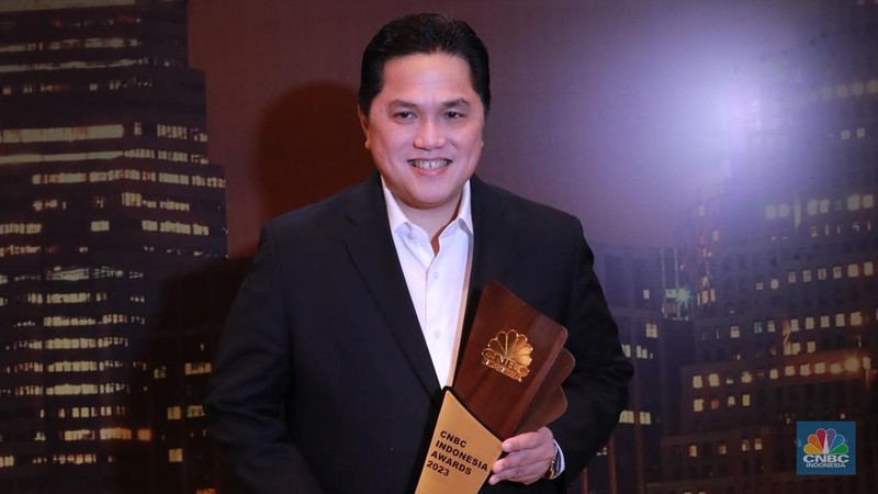 Menteri BUMN Erick Thohir, menerima trofi penghargaan dalam CNBC Indonesia Awards 2023, dalam kategori 