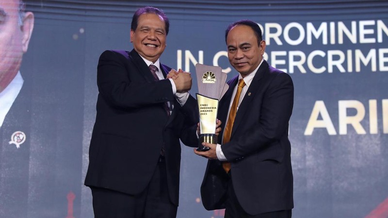 Menteri Komunikasi & Informatika, Budi Arie, menerima trofi penghargaan dalam CNBC Indonesia Awards 2023, dalam kategori 