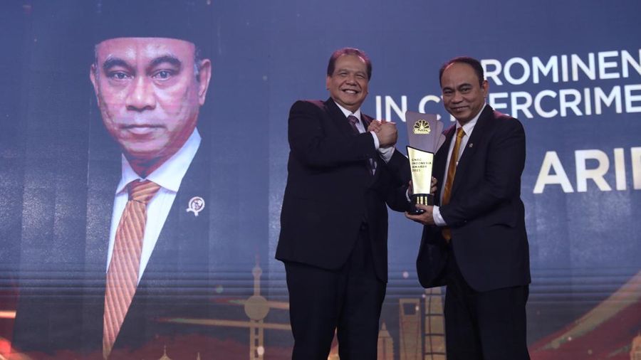 Menteri Komunikasi & Informatika, Budi Arie, menerima trofi penghargaan dalam CNBC Indonesia Awards 2023, dalam kategori 