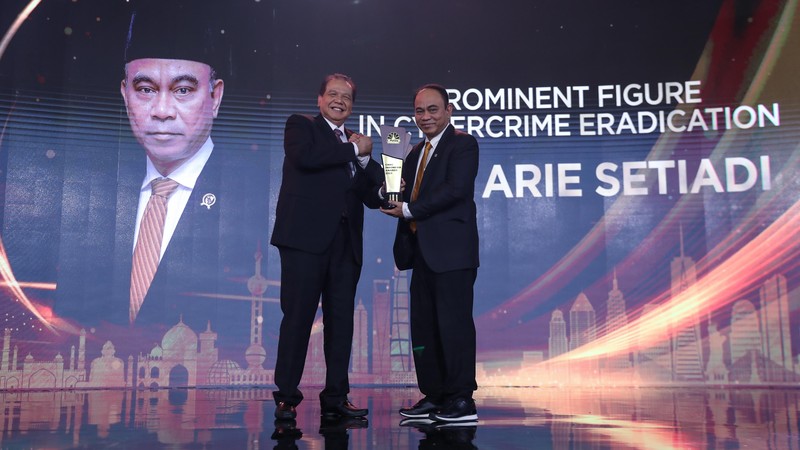 Menteri Komunikasi & Informatika, Budi Arie Menteri Komunikasi & Informatika, Budi Arie, menerima trofi penghargaan dalam CNBC Indonesia Awards 2023, dalam kategori