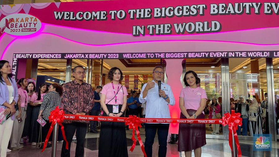 Menteri Perdagangan Zulkifli Hasan membuka Jakarta X Beauty 2023, pameran kecantikan terbesar di dunia. (CNBC Indonesia/RIndi Salsabilla)