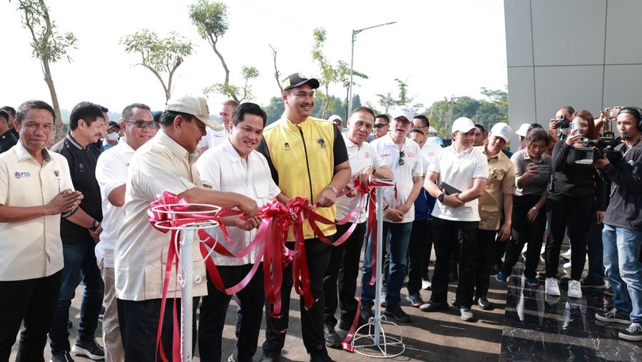 Menteri Pertahanan Prabowo Subianto (keempat dari kiri) dan Menteri BUMN Erick Thohir (kelima dari kiri) saat peresmian Garudayaksa Football Academy Indonesia di Bekasi, Jawa Barat, Kamis (14/12/2023).  (Dok. Tim Media Menteri Pertahanan Prabowo Subianto)