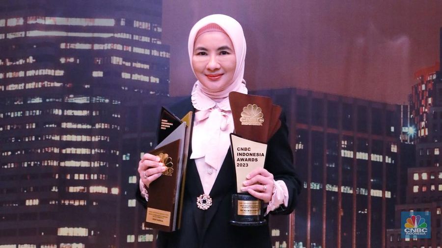 Direktur Utama Pertamina Geothermal Energy, Julfi Hadi, menerima trofi penghargaan dalam CNBC Indonesia Awards 2023, dalam kategori 