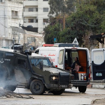 Potret Jelas Ambulans Bulan Sabit Diadang Militer Israel