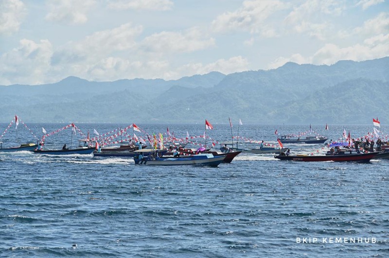 Pemerintah giat dorong Tidore Kepulauan jadi Kawasan Strategis Pariwisata Nasional, ditonjolkan dalam Harnus 2023. Menteri Perhubungan Budi Karya Sumadi sampaikan komitmen di Pantai Tugulufa, 13 Desember 2023. Pemerintah giat dorong Tidore Kepulauan jadi Kawasan Strategis Pariwisata Nasional, ditonjolkan dalam Harnus 2023. Menteri Perhubungan Budi Karya Sumadi sampaikan komitmen di Pantai Tugulufa, 13 Desember 2023. (Dok. BKIP Kemenhub)