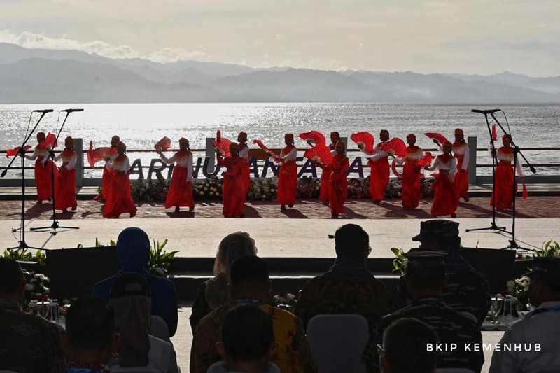 Pemerintah giat dorong Tidore Kepulauan jadi Kawasan Strategis Pariwisata Nasional, ditonjolkan dalam Harnus 2023. Menteri Perhubungan Budi Karya Sumadi sampaikan komitmen di Pantai Tugulufa, 13 Desember 2023. Pemerintah giat dorong Tidore Kepulauan jadi Kawasan Strategis Pariwisata Nasional, ditonjolkan dalam Harnus 2023. Menteri Perhubungan Budi Karya Sumadi sampaikan komitmen di Pantai Tugulufa, 13 Desember 2023. (Dok. BKIP Kemenhub)