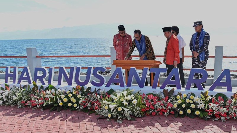 Pemerintah giat dorong Tidore Kepulauan jadi Kawasan Strategis Pariwisata Nasional, ditonjolkan dalam Harnus 2023. Menteri Perhubungan Budi Karya Sumadi sampaikan komitmen di Pantai Tugulufa, 13 Desember 2023. (Dok. BKIP Kemenhub)