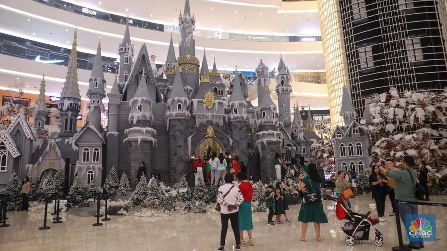 Pengunjung memadati area instalasi Whimsical Castle di pusat perbelanjaan Senayan City, Jakarta, Kamis (14/12/2023). (CNBC Indonesia/Faisal Rahman)