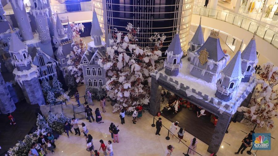 Pengunjung memadati area instalasi Whimsical Castle di pusat perbelanjaan Senayan City, Jakarta, Kamis (14/12/2023). (CNBC Indonesia/Faisal Rahman)