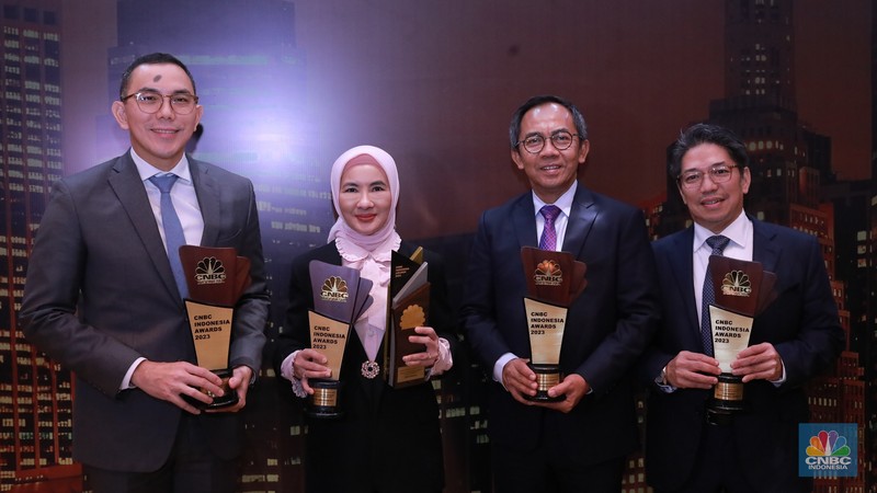Direktur Utama Pertamina Geothermal Energy, Julfi Hadi, menerima trofi penghargaan dalam CNBC Indonesia Awards 2023, dalam kategori Direktur Utama Pertamina Geothermal Energy, Julfi Hadi, menerima trofi penghargaan dalam CNBC Indonesia Awards 2023, dalam kategori