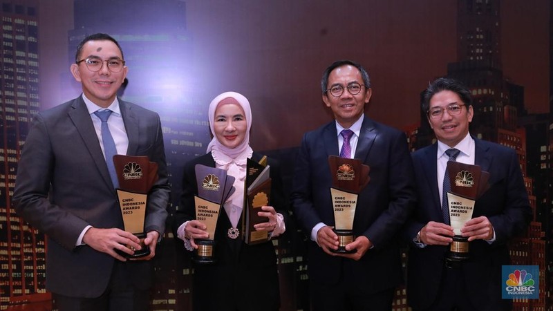 Direktur Utama Pertamina Geothermal Energy, Julfi Hadi, menerima trofi penghargaan dalam CNBC Indonesia Awards 2023, dalam kategori 