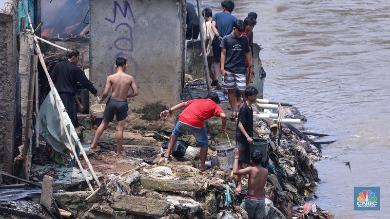 Petugas pemadam kebakaran memadamkan api yang membakar pekukiman padat di kawasan Manggarai, Tebet, Jakarta, Kamis (14/12/2023). (CNBC Indonesia/Faisal Rahman)