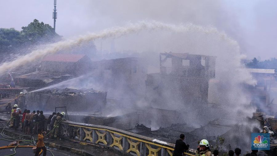 Petugas pemadam kebakaran memadamkan api yang membakar pekukiman padat di kawasan Manggarai, Tebet, Jakarta, Kamis (14/12/2023). (CNBC Indonesia/Faisal Rahman)
