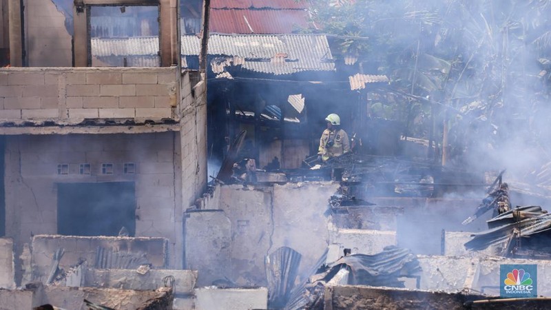 Petugas pemadam kebakaran memadamkan api yang membakar pekukiman padat di kawasan Manggarai, Tebet, Jakarta, Kamis (14/12/2023). (CNBC Indonesia/Faisal Rahman)