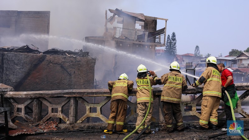 Petugas pemadam kebakaran memadamkan api yang membakar pekukiman padat di kawasan Manggarai, Tebet, Jakarta, Kamis (14/12/2023). Petugas pemadam kebakaran memadamkan api yang membakar pekukiman padat di kawasan Manggarai, Tebet, Jakarta, Kamis (14/12/2023). (CNBC Indonesia/Faisal Rahman)