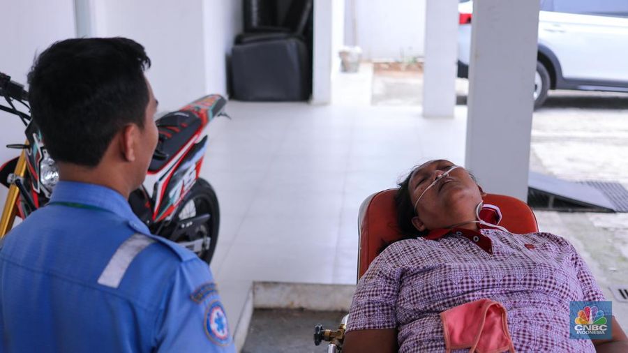 Petugas pemadam kebakaran memadamkan api yang membakar pekukiman padat di kawasan Manggarai, Tebet, Jakarta, Kamis (14/12/2023). (CNBC Indonesia/Faisal Rahman)