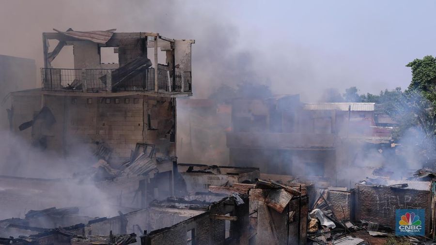 Petugas pemadam kebakaran memadamkan api yang membakar pekukiman padat di kawasan Manggarai, Tebet, Jakarta, Kamis (14/12/2023). (CNBC Indonesia/Faisal Rahman)