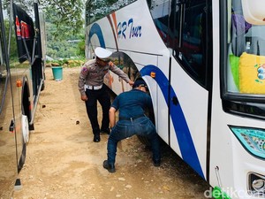 Polisi Cek Layak Kendaraan di Rute Wisata Sarangan Jelang Libur Nataru