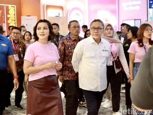 Mendag Zulhas Belanja di Jakarta X Beauty 2023, Beli Parfum Hingga Cushion