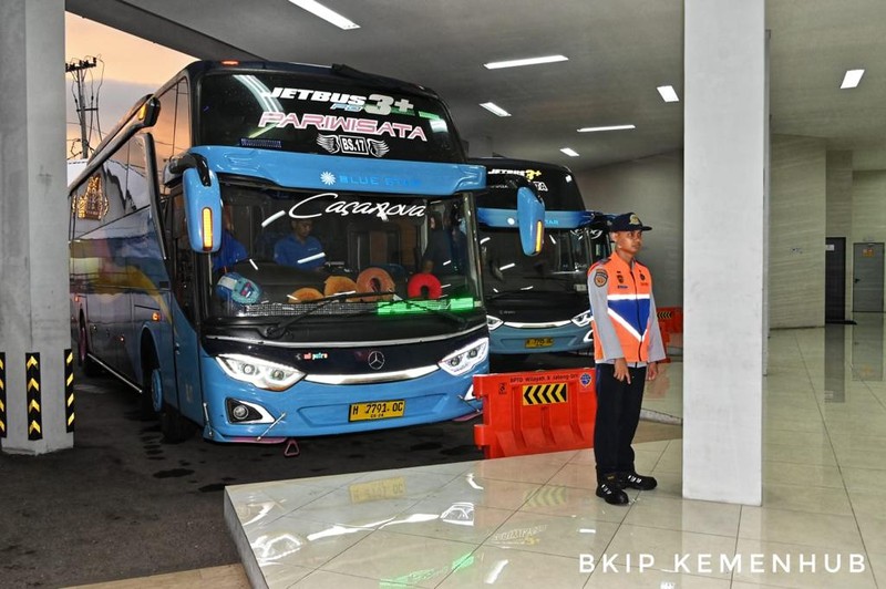Presiden Republik Indonesia Joko Widodo didampingi Menteri Perhubungan Budi Karya Sumadi meresmikan sekaligus tiga terminal penumpang tipe A, yakni Terminal Tingkir Salatiga, Jawa Tengah; Terminal Paya Ilang, Takengon, Aceh; dan Terminal Anak Air Kota Padang, Sumatera Barat, yang dilakukan di Terminal Tingkir, Jawa Tengah, Rabu (13/12/2023). Presiden Republik Indonesia Joko Widodo didampingi Menteri Perhubungan Budi Karya Sumadi meresmikan sekaligus tiga terminal penumpang tipe A, yakni Terminal Tingkir Salatiga, Jawa Tengah; Terminal Paya Ilang, Takengon, Aceh; dan Terminal Anak Air Kota Padang, Sumatera Barat, yang dilakukan di Terminal Tingkir, Jawa Tengah, Rabu (13/12/2023). (Dok. BKIP Kemenhub)