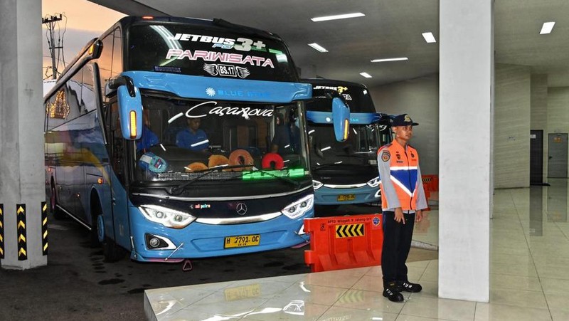 Presiden Republik Indonesia Joko Widodo didampingi Menteri Perhubungan Budi Karya Sumadi meresmikan sekaligus tiga terminal penumpang tipe A, yakni Terminal Tingkir Salatiga, Jawa Tengah; Terminal Paya Ilang, Takengon, Aceh; dan Terminal Anak Air Kota Padang, Sumatera Barat, yang dilakukan di Terminal Tingkir, Jawa Tengah, Rabu (13/12/2023). (Dok. BKIP Kemenhub)