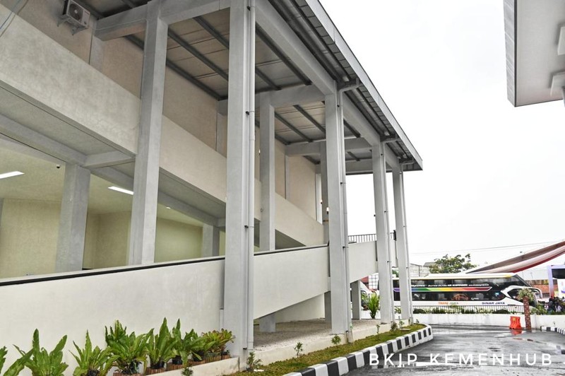 Presiden Republik Indonesia Joko Widodo didampingi Menteri Perhubungan Budi Karya Sumadi meresmikan sekaligus tiga terminal penumpang tipe A, yakni Terminal Tingkir Salatiga, Jawa Tengah; Terminal Paya Ilang, Takengon, Aceh; dan Terminal Anak Air Kota Padang, Sumatera Barat, yang dilakukan di Terminal Tingkir, Jawa Tengah, Rabu (13/12/2023). Presiden Republik Indonesia Joko Widodo didampingi Menteri Perhubungan Budi Karya Sumadi meresmikan sekaligus tiga terminal penumpang tipe A, yakni Terminal Tingkir Salatiga, Jawa Tengah; Terminal Paya Ilang, Takengon, Aceh; dan Terminal Anak Air Kota Padang, Sumatera Barat, yang dilakukan di Terminal Tingkir, Jawa Tengah, Rabu (13/12/2023). (Dok. BKIP Kemenhub)