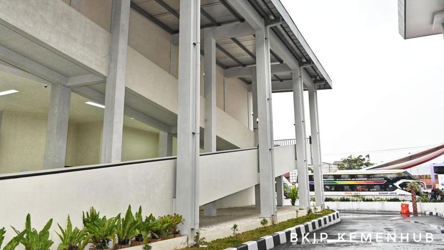 Presiden Republik Indonesia Joko Widodo didampingi Menteri Perhubungan Budi Karya Sumadi meresmikan sekaligus tiga terminal penumpang tipe A, yakni Terminal Tingkir Salatiga, Jawa Tengah; Terminal Paya Ilang, Takengon, Aceh; dan Terminal Anak Air Kota Padang, Sumatera Barat, yang dilakukan di Terminal Tingkir, Jawa Tengah, Rabu (13/12/2023). (Dok. BKIP Kemenhub)