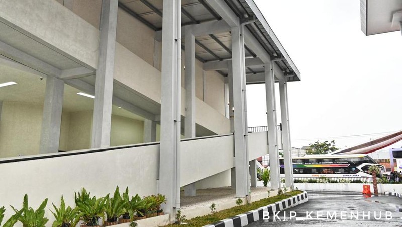 Presiden Republik Indonesia Joko Widodo didampingi Menteri Perhubungan Budi Karya Sumadi meresmikan sekaligus tiga terminal penumpang tipe A, yakni Terminal Tingkir Salatiga, Jawa Tengah; Terminal Paya Ilang, Takengon, Aceh; dan Terminal Anak Air Kota Padang, Sumatera Barat, yang dilakukan di Terminal Tingkir, Jawa Tengah, Rabu (13/12/2023). (Dok. BKIP Kemenhub)