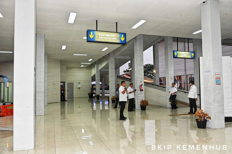 Presiden Republik Indonesia Joko Widodo didampingi Menteri Perhubungan Budi Karya Sumadi meresmikan sekaligus tiga terminal penumpang tipe A, yakni Terminal Tingkir Salatiga, Jawa Tengah; Terminal Paya Ilang, Takengon, Aceh; dan Terminal Anak Air Kota Padang, Sumatera Barat, yang dilakukan di Terminal Tingkir, Jawa Tengah, Rabu (13/12/2023). Presiden Republik Indonesia Joko Widodo didampingi Menteri Perhubungan Budi Karya Sumadi meresmikan sekaligus tiga terminal penumpang tipe A, yakni Terminal Tingkir Salatiga, Jawa Tengah; Terminal Paya Ilang, Takengon, Aceh; dan Terminal Anak Air Kota Padang, Sumatera Barat, yang dilakukan di Terminal Tingkir, Jawa Tengah, Rabu (13/12/2023). (Dok. BKIP Kemenhub)