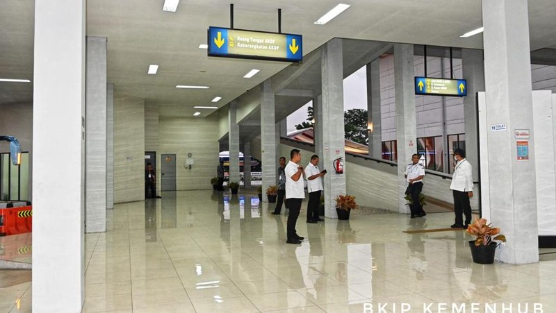 Presiden Republik Indonesia Joko Widodo didampingi Menteri Perhubungan Budi Karya Sumadi meresmikan sekaligus tiga terminal penumpang tipe A, yakni Terminal Tingkir Salatiga, Jawa Tengah; Terminal Paya Ilang, Takengon, Aceh; dan Terminal Anak Air Kota Padang, Sumatera Barat, yang dilakukan di Terminal Tingkir, Jawa Tengah, Rabu (13/12/2023). (Dok. BKIP Kemenhub)