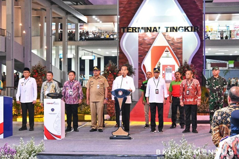 Presiden Republik Indonesia Joko Widodo didampingi Menteri Perhubungan Budi Karya Sumadi meresmikan sekaligus tiga terminal penumpang tipe A, yakni Terminal Tingkir Salatiga, Jawa Tengah; Terminal Paya Ilang, Takengon, Aceh; dan Terminal Anak Air Kota Padang, Sumatera Barat, yang dilakukan di Terminal Tingkir, Jawa Tengah, Rabu (13/12/2023). Presiden Republik Indonesia Joko Widodo didampingi Menteri Perhubungan Budi Karya Sumadi meresmikan sekaligus tiga terminal penumpang tipe A, yakni Terminal Tingkir Salatiga, Jawa Tengah; Terminal Paya Ilang, Takengon, Aceh; dan Terminal Anak Air Kota Padang, Sumatera Barat, yang dilakukan di Terminal Tingkir, Jawa Tengah, Rabu (13/12/2023). (Dok. BKIP Kemenhub)