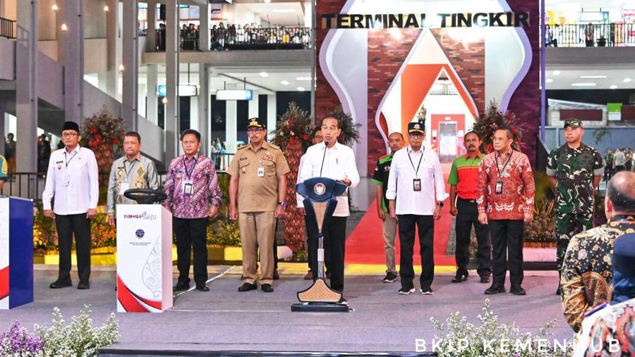 Presiden Republik Indonesia Joko Widodo didampingi Menteri Perhubungan Budi Karya Sumadi meresmikan sekaligus tiga terminal penumpang tipe A, yakni Terminal Tingkir Salatiga, Jawa Tengah; Terminal Paya Ilang, Takengon, Aceh; dan Terminal Anak Air Kota Padang, Sumatera Barat, yang dilakukan di Terminal Tingkir, Jawa Tengah, Rabu (13/12/2023). (Dok. BKIP Kemenhub)