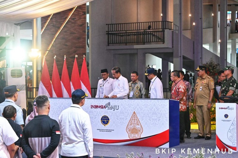 Presiden Republik Indonesia Joko Widodo didampingi Menteri Perhubungan Budi Karya Sumadi meresmikan sekaligus tiga terminal penumpang tipe A, yakni Terminal Tingkir Salatiga, Jawa Tengah; Terminal Paya Ilang, Takengon, Aceh; dan Terminal Anak Air Kota Padang, Sumatera Barat, yang dilakukan di Terminal Tingkir, Jawa Tengah, Rabu (13/12/2023). Presiden Republik Indonesia Joko Widodo didampingi Menteri Perhubungan Budi Karya Sumadi meresmikan sekaligus tiga terminal penumpang tipe A, yakni Terminal Tingkir Salatiga, Jawa Tengah; Terminal Paya Ilang, Takengon, Aceh; dan Terminal Anak Air Kota Padang, Sumatera Barat, yang dilakukan di Terminal Tingkir, Jawa Tengah, Rabu (13/12/2023). (Dok. BKIP Kemenhub)
