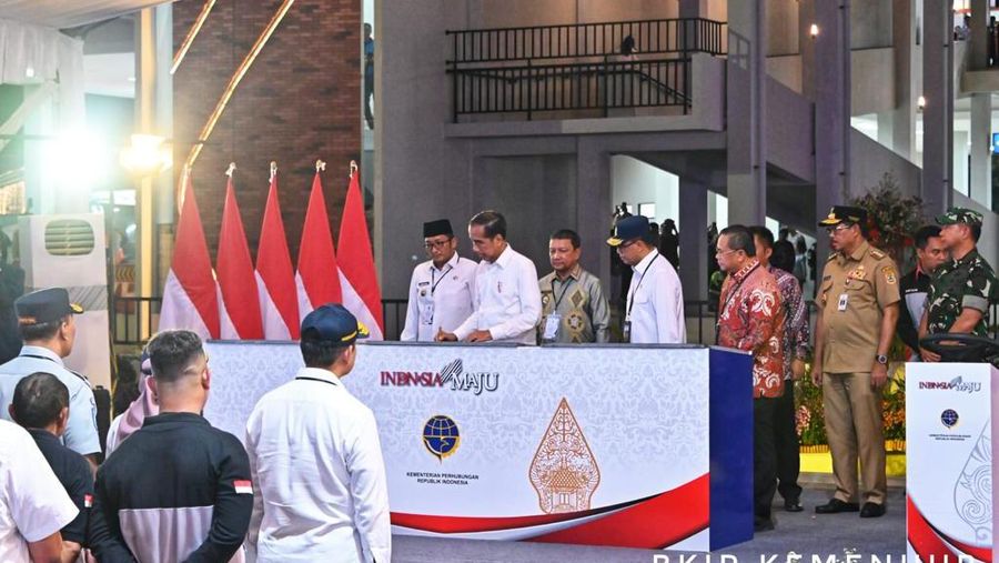 Presiden Republik Indonesia Joko Widodo didampingi Menteri Perhubungan Budi Karya Sumadi meresmikan sekaligus tiga terminal penumpang tipe A, yakni Terminal Tingkir Salatiga, Jawa Tengah; Terminal Paya Ilang, Takengon, Aceh; dan Terminal Anak Air Kota Padang, Sumatera Barat, yang dilakukan di Terminal Tingkir, Jawa Tengah, Rabu (13/12/2023). (Dok. BKIP Kemenhub)