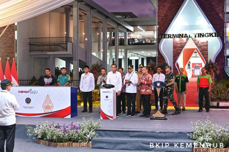 Presiden Republik Indonesia Joko Widodo didampingi Menteri Perhubungan Budi Karya Sumadi meresmikan sekaligus tiga terminal penumpang tipe A, yakni Terminal Tingkir Salatiga, Jawa Tengah; Terminal Paya Ilang, Takengon, Aceh; dan Terminal Anak Air Kota Padang, Sumatera Barat, yang dilakukan di Terminal Tingkir, Jawa Tengah, Rabu (13/12/2023). (Dok. BKIP Kemenhub)