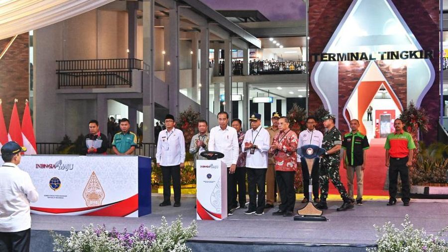 Presiden Republik Indonesia Joko Widodo didampingi Menteri Perhubungan Budi Karya Sumadi meresmikan sekaligus tiga terminal penumpang tipe A, yakni Terminal Tingkir Salatiga, Jawa Tengah; Terminal Paya Ilang, Takengon, Aceh; dan Terminal Anak Air Kota Padang, Sumatera Barat, yang dilakukan di Terminal Tingkir, Jawa Tengah, Rabu (13/12/2023). (Dok. BKIP Kemenhub)