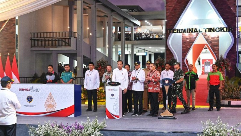 Presiden Republik Indonesia Joko Widodo didampingi Menteri Perhubungan Budi Karya Sumadi meresmikan sekaligus tiga terminal penumpang tipe A, yakni Terminal Tingkir Salatiga, Jawa Tengah; Terminal Paya Ilang, Takengon, Aceh; dan Terminal Anak Air Kota Padang, Sumatera Barat, yang dilakukan di Terminal Tingkir, Jawa Tengah, Rabu (13/12/2023). (Dok. BKIP Kemenhub)