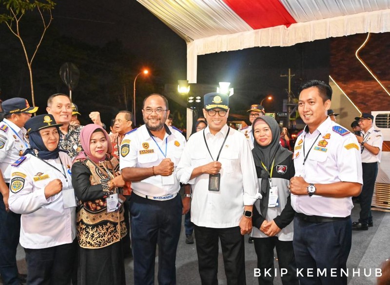 Presiden Republik Indonesia Joko Widodo didampingi Menteri Perhubungan Budi Karya Sumadi meresmikan sekaligus tiga terminal penumpang tipe A, yakni Terminal Tingkir Salatiga, Jawa Tengah; Terminal Paya Ilang, Takengon, Aceh; dan Terminal Anak Air Kota Padang, Sumatera Barat, yang dilakukan di Terminal Tingkir, Jawa Tengah, Rabu (13/12/2023). Presiden Republik Indonesia Joko Widodo didampingi Menteri Perhubungan Budi Karya Sumadi meresmikan sekaligus tiga terminal penumpang tipe A, yakni Terminal Tingkir Salatiga, Jawa Tengah; Terminal Paya Ilang, Takengon, Aceh; dan Terminal Anak Air Kota Padang, Sumatera Barat, yang dilakukan di Terminal Tingkir, Jawa Tengah, Rabu (13/12/2023). (Dok. BKIP Kemenhub)