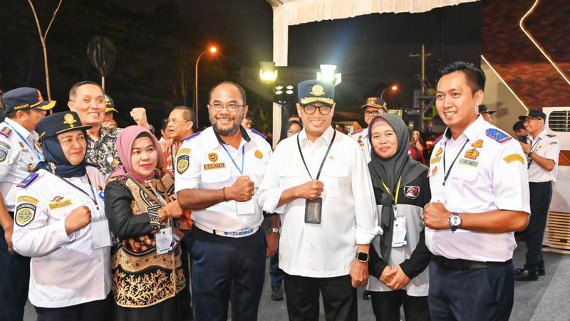 Presiden Republik Indonesia Joko Widodo didampingi Menteri Perhubungan Budi Karya Sumadi meresmikan sekaligus tiga terminal penumpang tipe A, yakni Terminal Tingkir Salatiga, Jawa Tengah; Terminal Paya Ilang, Takengon, Aceh; dan Terminal Anak Air Kota Padang, Sumatera Barat, yang dilakukan di Terminal Tingkir, Jawa Tengah, Rabu (13/12/2023). (Dok. BKIP Kemenhub)