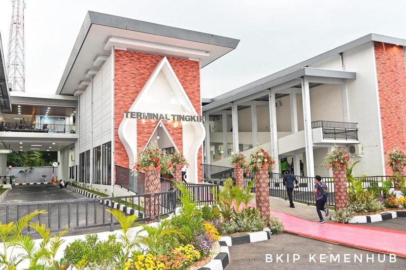 Presiden Republik Indonesia Joko Widodo didampingi Menteri Perhubungan Budi Karya Sumadi meresmikan sekaligus tiga terminal penumpang tipe A, yakni Terminal Tingkir Salatiga, Jawa Tengah; Terminal Paya Ilang, Takengon, Aceh; dan Terminal Anak Air Kota Padang, Sumatera Barat, yang dilakukan di Terminal Tingkir, Jawa Tengah, Rabu (13/12/2023). Presiden Republik Indonesia Joko Widodo didampingi Menteri Perhubungan Budi Karya Sumadi meresmikan sekaligus tiga terminal penumpang tipe A, yakni Terminal Tingkir Salatiga, Jawa Tengah; Terminal Paya Ilang, Takengon, Aceh; dan Terminal Anak Air Kota Padang, Sumatera Barat, yang dilakukan di Terminal Tingkir, Jawa Tengah, Rabu (13/12/2023). (Dok. BKIP Kemenhub)