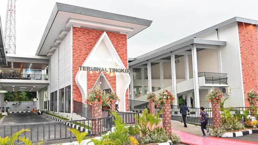 Presiden Republik Indonesia Joko Widodo didampingi Menteri Perhubungan Budi Karya Sumadi meresmikan sekaligus tiga terminal penumpang tipe A, yakni Terminal Tingkir Salatiga, Jawa Tengah; Terminal Paya Ilang, Takengon, Aceh; dan Terminal Anak Air Kota Padang, Sumatera Barat, yang dilakukan di Terminal Tingkir, Jawa Tengah, Rabu (13/12/2023). (Dok. BKIP Kemenhub)