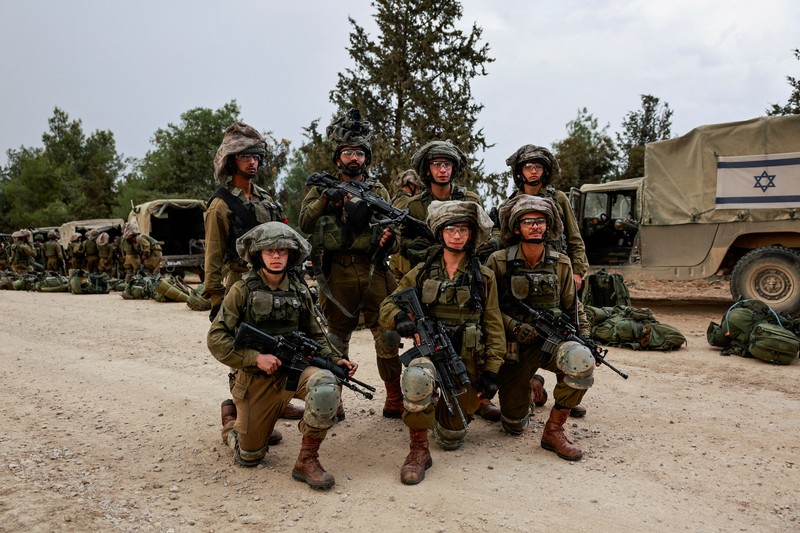 Tentara Israel berkumpul di sisi Israel dekat perbatasan dengan Gaza, di tengah konflik yang sedang berlangsung antara Israel dan kelompok Islam Palestina Hamas, terlihat dari Israel selatan, 12 Desember 2023. Tentara Israel berkumpul di sisi Israel dekat perbatasan dengan Gaza, di tengah konflik yang sedang berlangsung antara Israel dan kelompok Islam Palestina Hamas, terlihat dari Israel selatan, 12 Desember 2023. (REUTERS/Ammar Awad)
