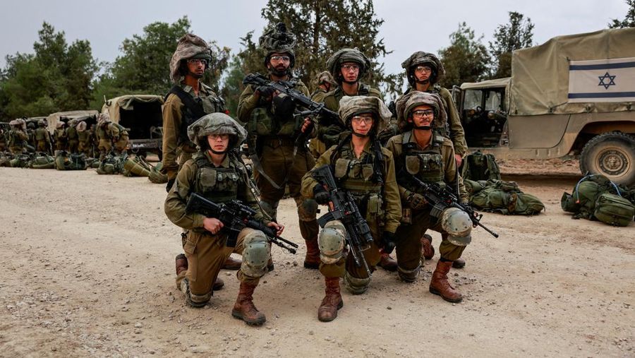 Tentara Israel berfoto di dekat perbatasan dengan Gaza ketika mereka berkumpul di sisi Israel, di tengah konflik yang sedang berlangsung antara Israel dan kelompok Islam Palestina Hamas, terlihat dari Israel selatan, 12 Desember 2023. (REUTERS/Ammar Awad) TPX IMAGES OF THE DAY