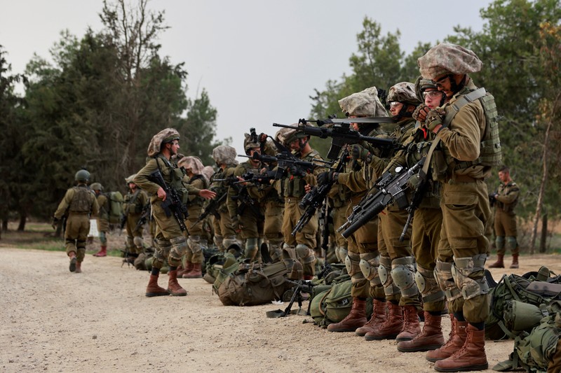 Tentara Israel berkumpul di sisi Israel dekat perbatasan dengan Gaza, di tengah konflik yang sedang berlangsung antara Israel dan kelompok Islam Palestina Hamas, terlihat dari Israel selatan, 12 Desember 2023. Tentara Israel berkumpul di sisi Israel dekat perbatasan dengan Gaza, di tengah konflik yang sedang berlangsung antara Israel dan kelompok Islam Palestina Hamas, terlihat dari Israel selatan, 12 Desember 2023. (REUTERS/Ammar Awad)