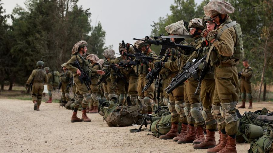 Tentara Israel berkumpul di perbatasan Israel-Gaza sisi Israel, di tengah konflik yang sedang berlangsung antara Israel dan kelompok Islam Palestina Hamas, seperti yang terlihat dari Israel selatan, 12 Desember 2023. (REUTERS/Ammar Awad)