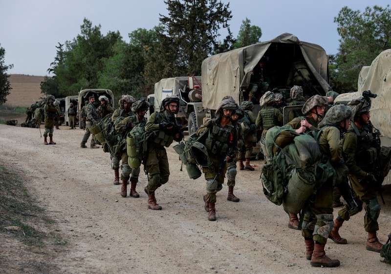 Tentara Israel berkumpul di sisi Israel dekat perbatasan dengan Gaza, di tengah konflik yang sedang berlangsung antara Israel dan kelompok Islam Palestina Hamas, terlihat dari Israel selatan, 12 Desember 2023. (REUTERS/Ammar Awad)